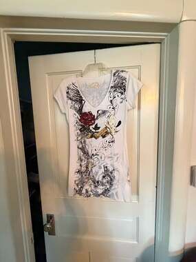 One Love Y2K Style V-Neck Graphic T-Shirt with Rose and Wing Embellishments